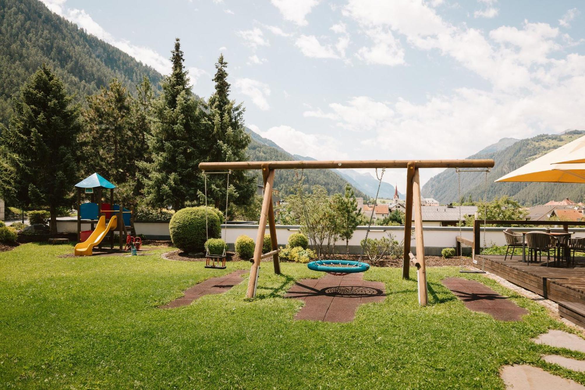 Neueroeffnung Miaflor Familien- & Aktivresort Ried im Oberinntal Exterior foto